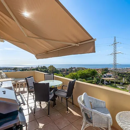 Apartman Sunny Penthouse With Pool & Hot Tub In Roca Estepona