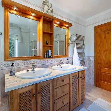 Sunny Penthouse With Pool & Hot Tub In Roca Estepona