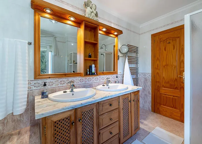 Sunny Penthouse With Pool & Hot Tub In Roca Estepona