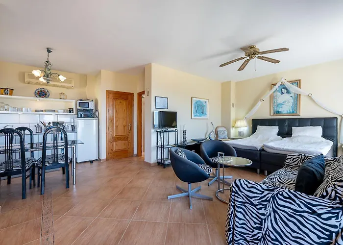 Sunny Penthouse With Pool & Hot Tub In Roca Appartement Estepona